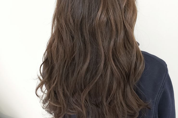 冬にピッタリのマットグレージュヘアカラー